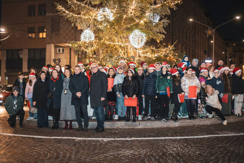 Auf dem Foto von rechts nach links: Ferdinando Stablum, der Vizebürgermeister von Mantua, Giovanni Buvoli, die Stadträtin für Bildung Serena Pedrazzoli, zwei Lehrkräfte des Schulsprengels Mantova 1 und im Hintergrund die Schülerinnen und Schüler der Schulen “Pietro Pomponazzo” und “L.B. Albert”‘.