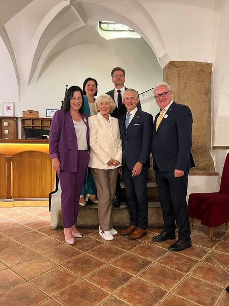 Vizebürgermeister Ferdinando Stablum, Stadträtin Bettina Kerer, Generalsekretär Erich Tasser, Führungskraft soziale, kulturelle, schulische Dienste und Sport Alessandra Scorrano, Bürgermeister Stejskal Zbynek und Fischerova Jana
