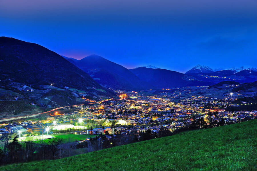 Brixen beleuchtet bei Nacht