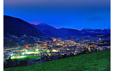 Brixen beleuchtet bei Nacht