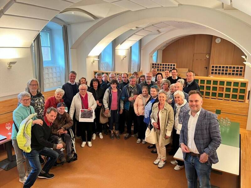 Im Bild: Die Stadträte mit Vertreterinnen und Vertretern des Vereins Fallschirm