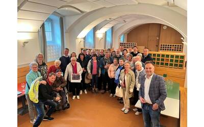 Im Bild: Die Stadträte mit Vertreterinnen und Vertretern des Vereins Fallschirm