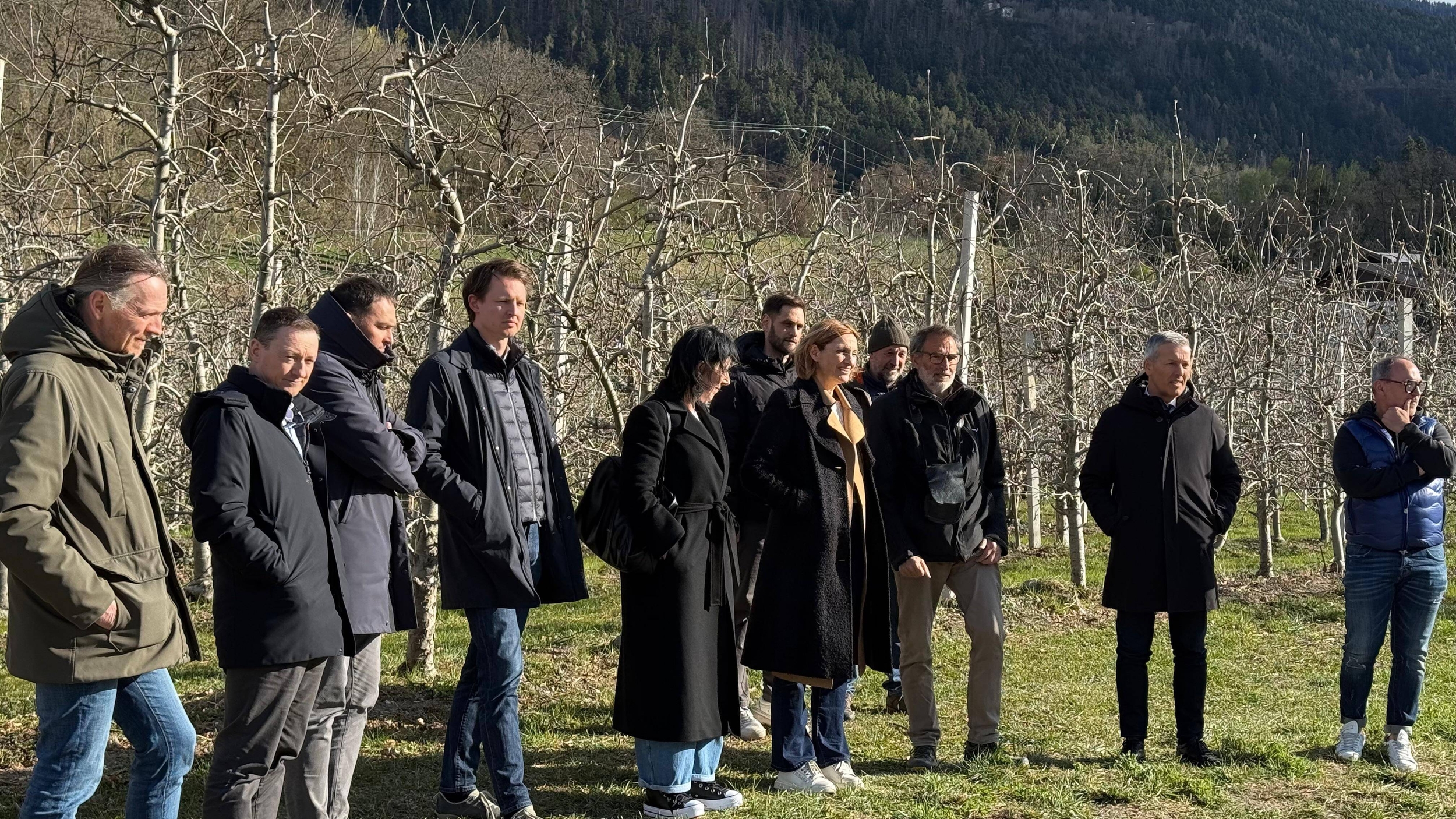 Im Bild: Der Stadtrat gemeinsam mit Landesrat Peter Brunner, Ressortdirektor Alexander Gruber sowie VertreterInnen der Vereine Hyla-Umweltgruppen, und Andreas Schroffengger von den Stadtwerken. 