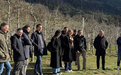 Im Bild: Der Stadtrat gemeinsam mit Landesrat Peter Brunner, Ressortdirektor Alexander Gruber sowie VertreterInnen der Vereine Hyla-Umweltgruppen, und Andreas Schroffengger von den Stadtwerken. 