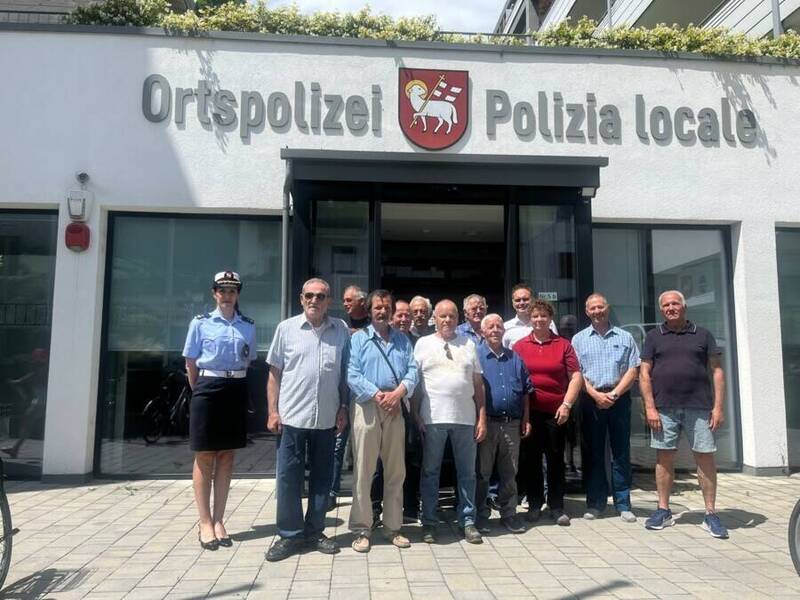 Im Bild: Stadtrat Thomas Schraffl und Kommandantin Majorin Jessica Ruffinatto mit den Schülerlotsen 2025. 3. Von rechts Novella Faccioli 